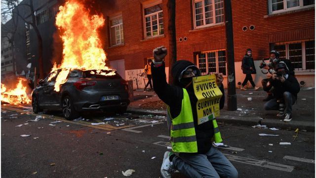 فرنسا تحاول كبح جماح الاحتجاجات..اعتقال أكثر من 1300 شخص
